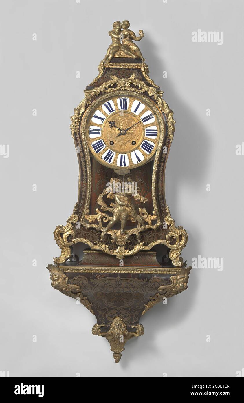 Orologio a console, decorato con acquerelli in tartaruga e ottone e con finiture in bronzo dorato, su nucleo in rovere. Orologio da console, decorato con una mensa in tartaruga e ottone, con pastella in bronzo dorato su nucleo di quercia. Gli angoli ripieni si abboccano nel davanzale semicircolare superiore. La pastella è costituita da volute con rami di fiori e foglie. Sotto il capsection smaltato decorato con grottesken con numeri di email, allestimenti sotto forma di un cupido con cane e chiave. Il guscio superiore porta un attacco ascendente in pendenza con una coppia minnente a corona. Lavorazione a orologeria posteriore: c.C.H. ig: Mesnil à Foto Stock