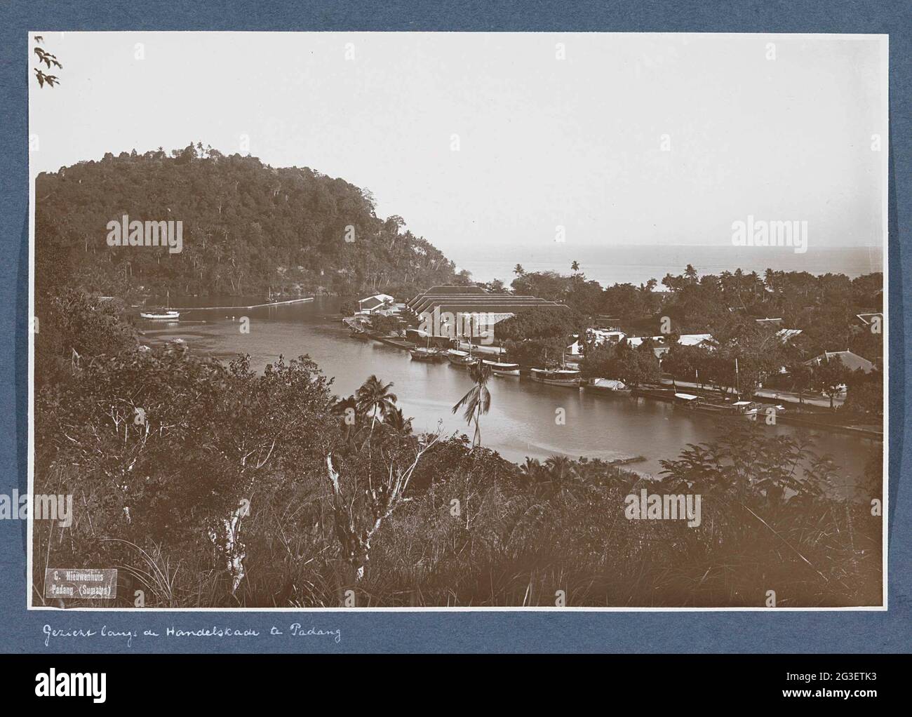 Vista della crociata commerciale a Padang con navi, capannoni e case. Parte dell'album di viaggio con fotografie di attività e di attrazioni turistiche su Sumatra e Java e dal viaggio da e per le Indie Orientali olandesi. Foto Stock