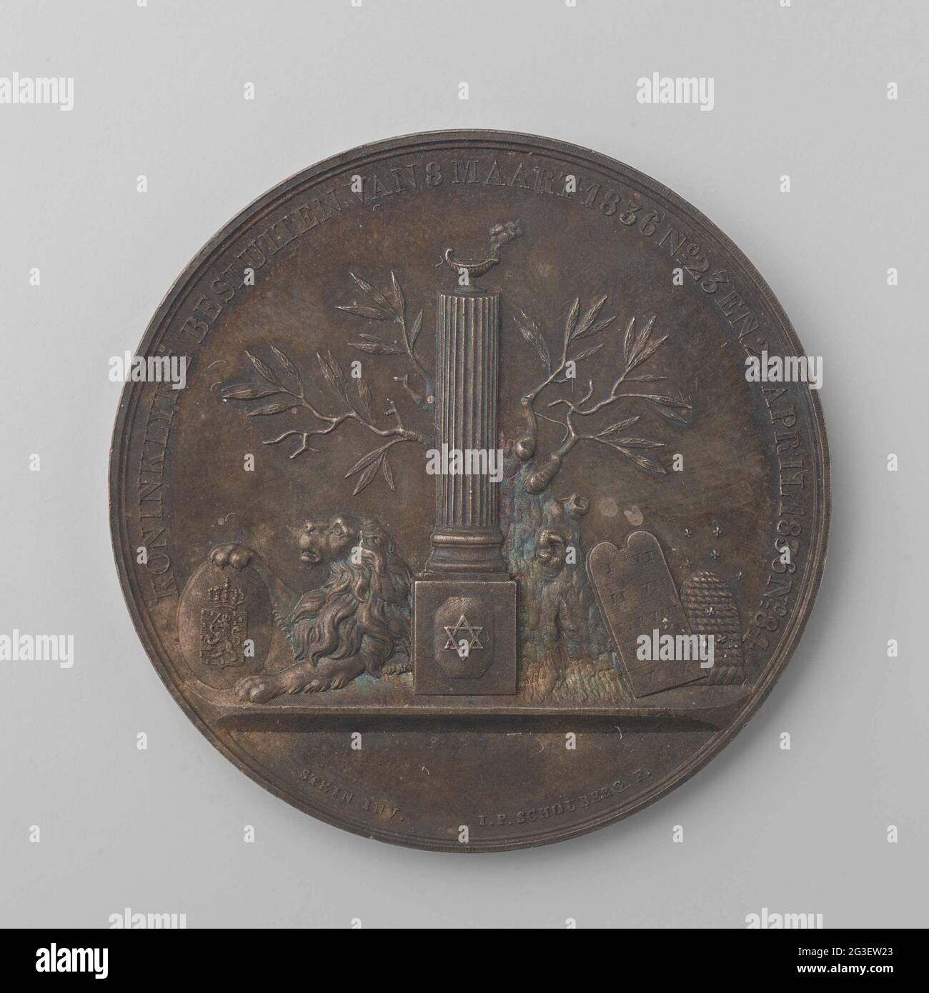 Commissione principale per le questioni degli Israeliti, valutazione dei prezzi stabilita in conformità con il regio decreto. Medaglia d'argento. Fronte: Censore fumatore su colonna, la cui base indossa scudo con stella david; dietro colonna vecchio ulivo con nuovo fogliame; Leone che posa sulla sinistra della colonna, che tiene in su schermo avvolgente; tavolo destro con dieci comandamenti e alveare entro circoncisione; decente: Firma. Lato negativo: Campo vuoto all'interno della corona di alloro e la scrittura Foto Stock