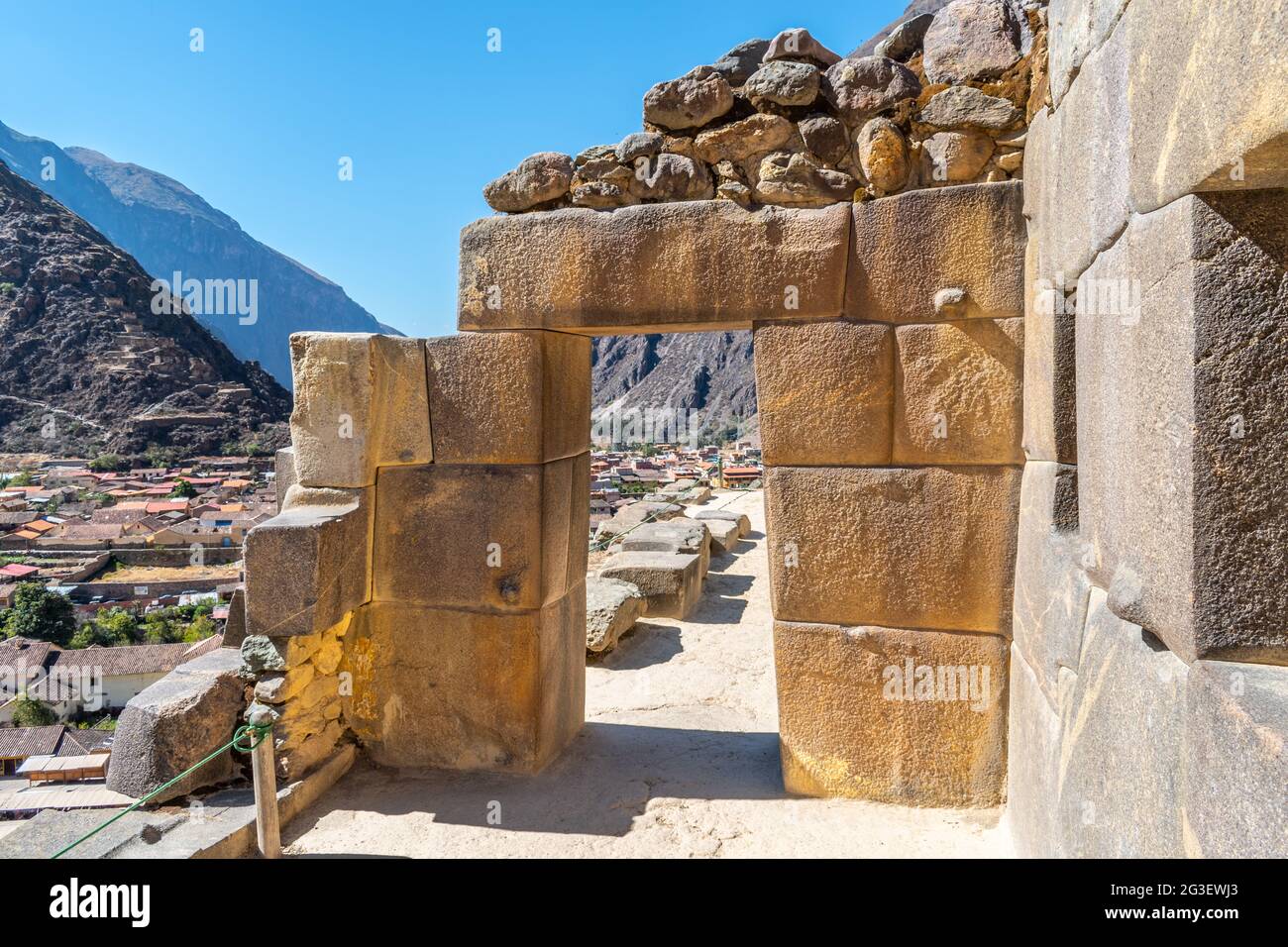 Porta di pietra alle rovine di Ollantaytambo, Perù Foto Stock