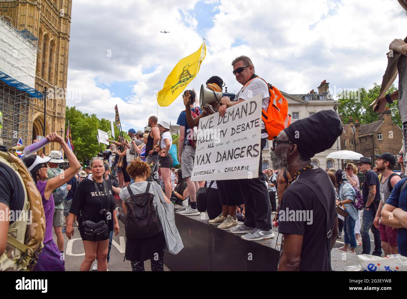 Londra, Regno Unito. 14 giugno 2021. Manifestanti al di fuori del parlamento. I manifestanti anti anti anti anti-lockdown, anti-vaccino e anti-maschera si sono riuniti fuori dal Parlamento e da Downing Street mentre il governo ha annunciato che l'abolizione di ulteriori restrizioni COVID-19 sarà ritardata fino al 19 luglio. Foto Stock