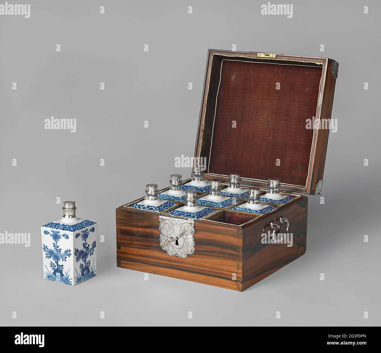 Cassa con nove bottiglie in porcellana. La Compagnia Olandese delle Indie Orientali ha mantenuto buone relazioni con i governanti asiatici. Per promuovere i loro interessi commerciali, hanno ingrassato le palme con i regali: Globi, dipinti, animali e casse con bottiglie, come questa. I costosi oli aromatici presenti nelle bottiglie erano il vero regalo. Le bottiglie sono state ordinate in Giappone e il petto è stato personalizzato dai falegnami a Batavia. Foto Stock
