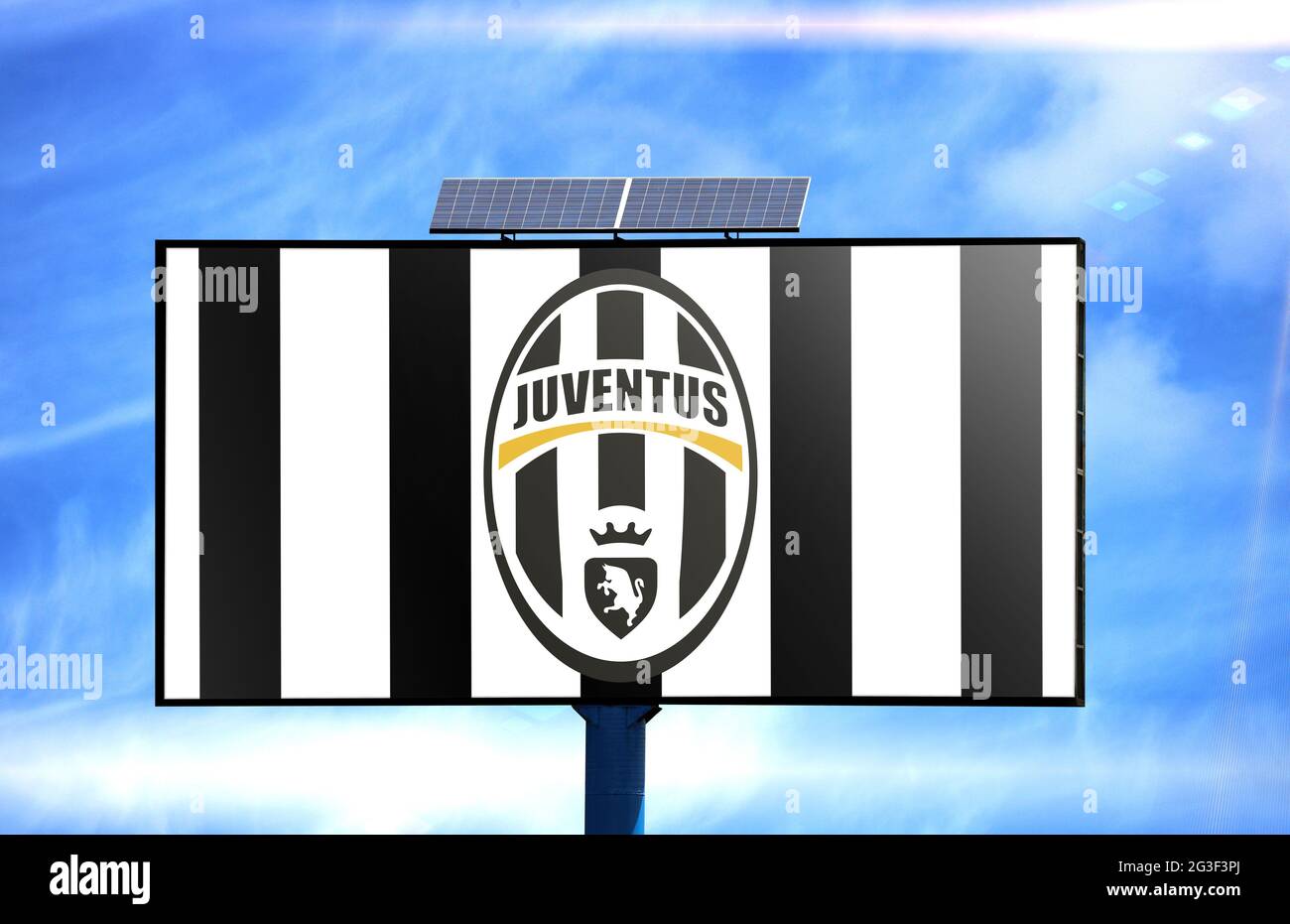 Tabellone con bandiera Juventus Football Club e batteria solare su sfondo  blu cielo Foto stock - Alamy