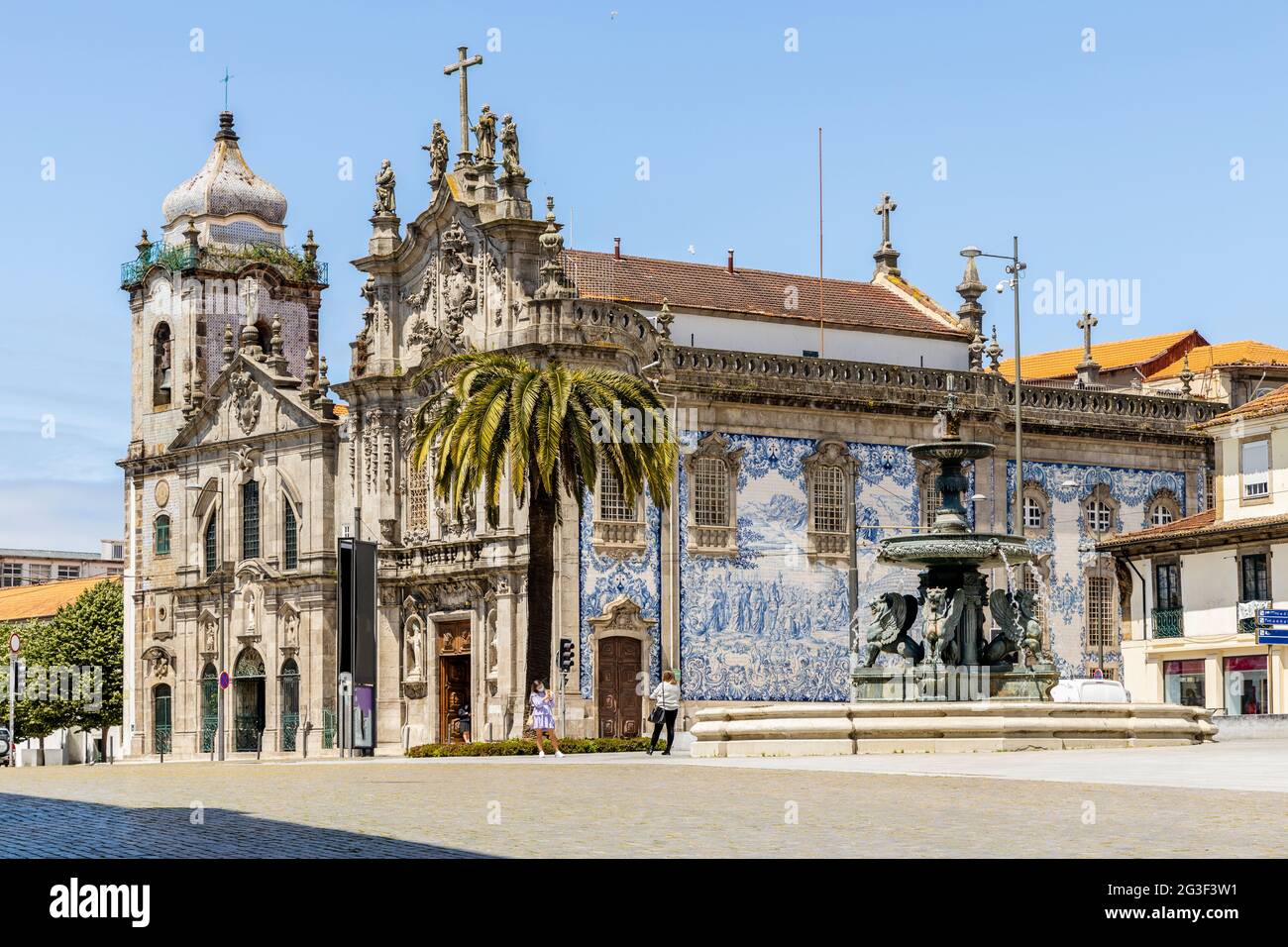 Fontana dei leoni e Carmo chiesa nel centro storico di Porto, Portogallo Foto Stock