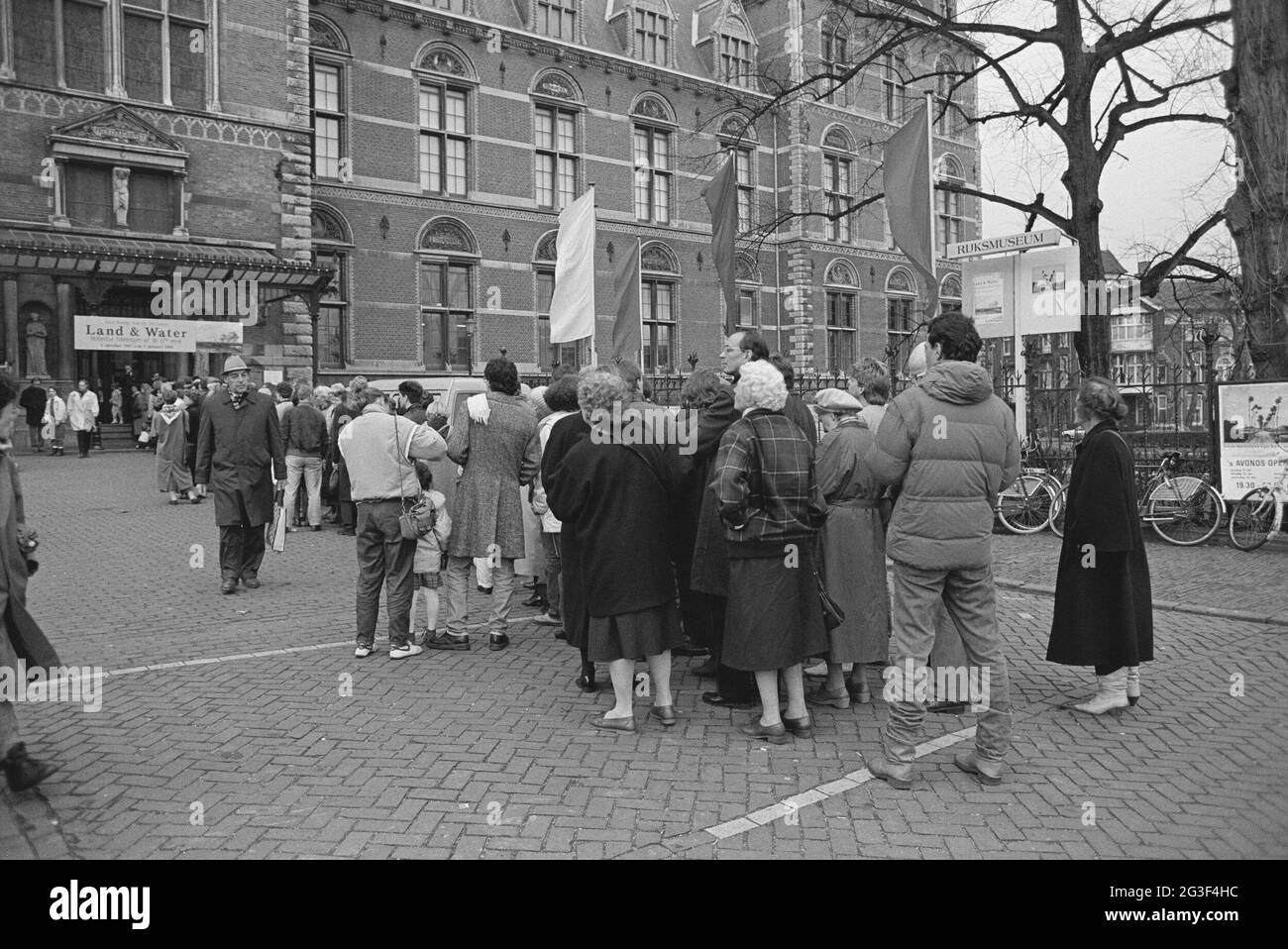 Pubblico nell'ingresso principale occidentale per la mostra Terra & acqua; mostra i nostri maestri del paesaggio. La mostra Land & Water si è esibita parallelamente ai nostri maestri del paesaggio nel reparto dipinti e nel banco stampa. Foto Stock