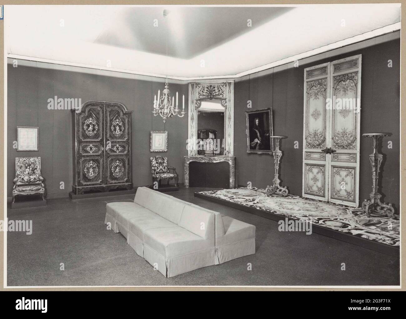 Angolo di una stanza con uno specchio, una porta doppia, mobili e una banca  per i visitatori; Mostra di Gotico a Impero: Capolavori francesi dal Musée  des Arts Décoratifs a Parigi. Tra