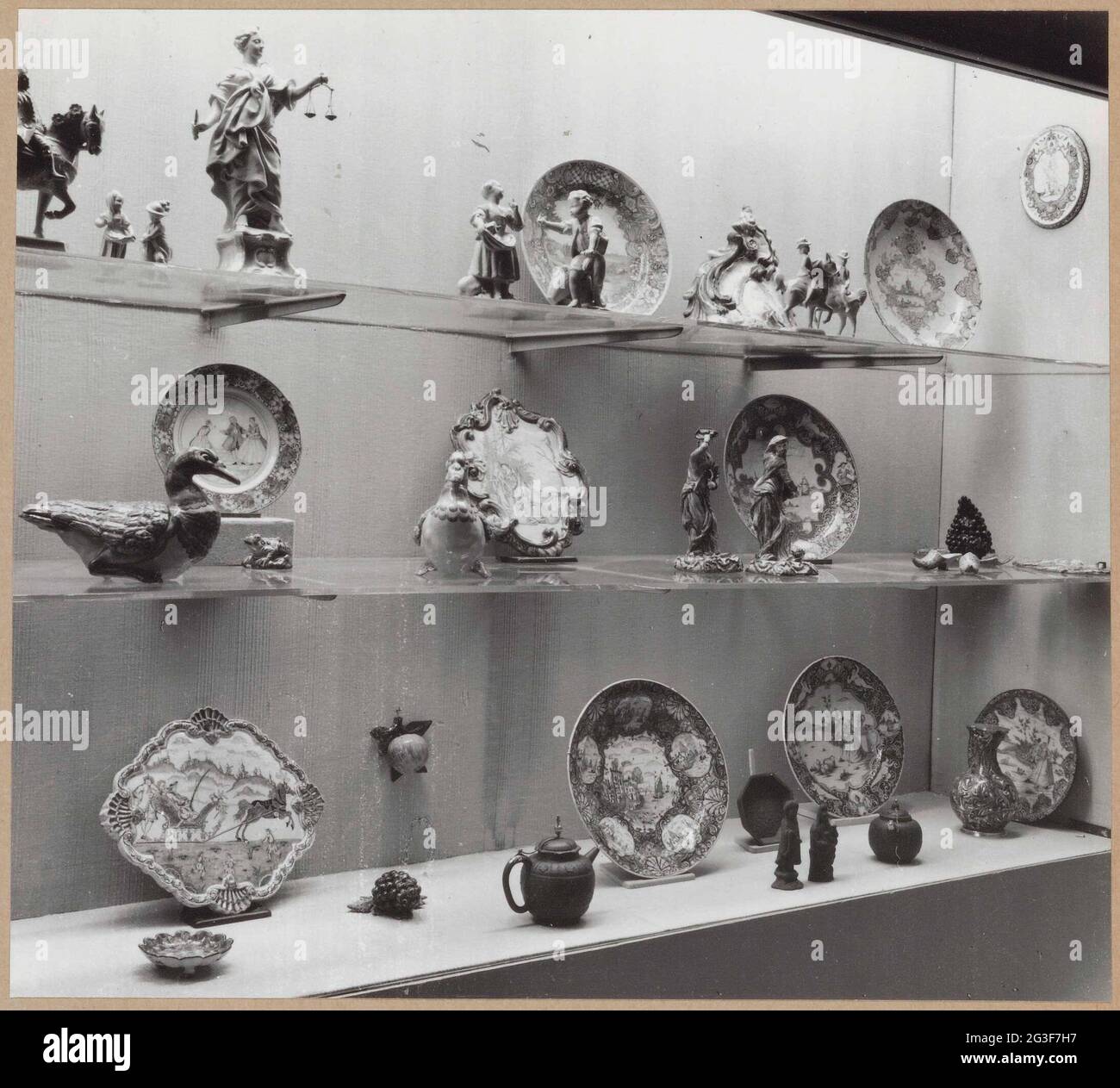 Vetrina con oggetti di ceramica compresi piatti e immagini di figure  animali e umane; allestimento di prova ceramica Foto stock - Alamy