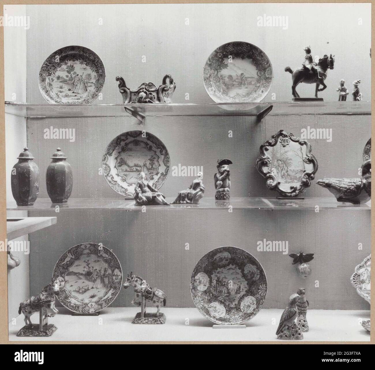 Vetrina con oggetti di ceramica tra cui piatti, pentole e immagini di  figure animali e umane; allestimento di prova ceramica Foto stock - Alamy