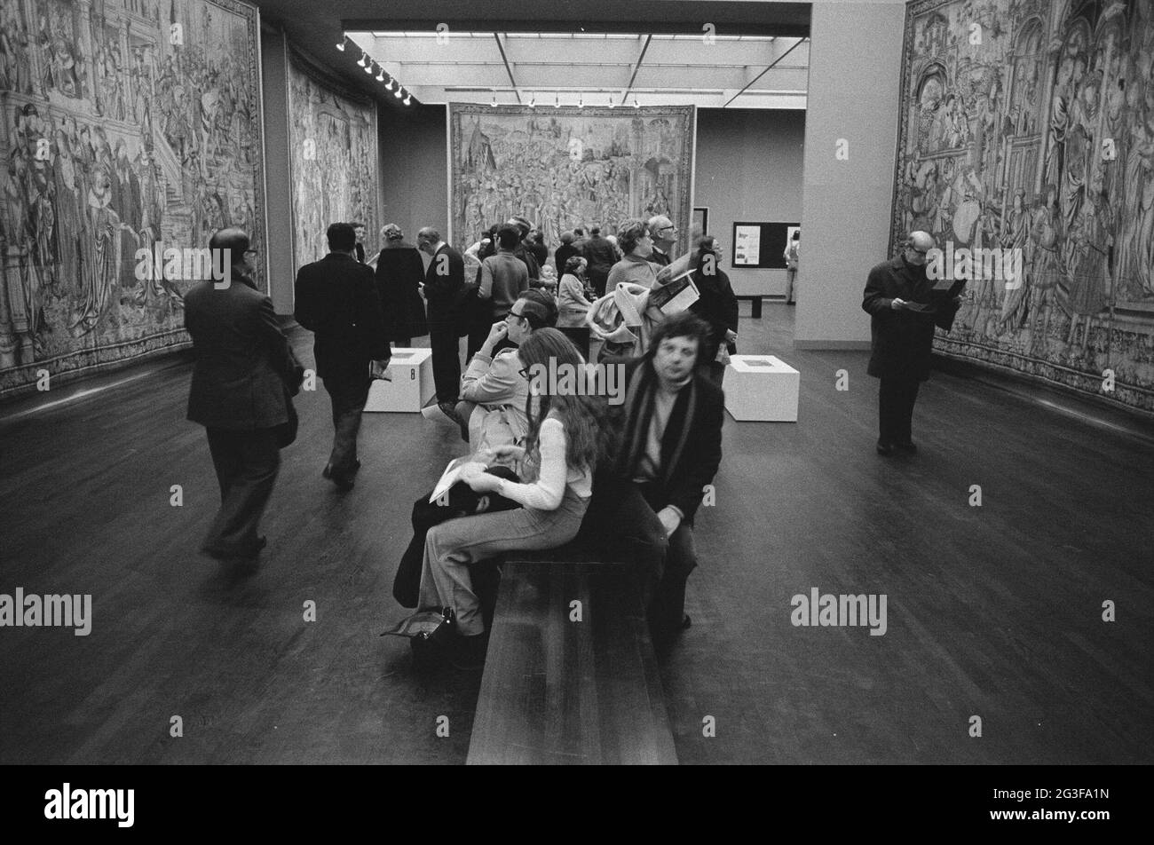 Sala con arazzi e visitatori, davanti ad un isolato con informazioni sulla mostra; David e Bathseba: Dieci arazzi di Bruxelles dal Musée de Cluny. . Foto Stock