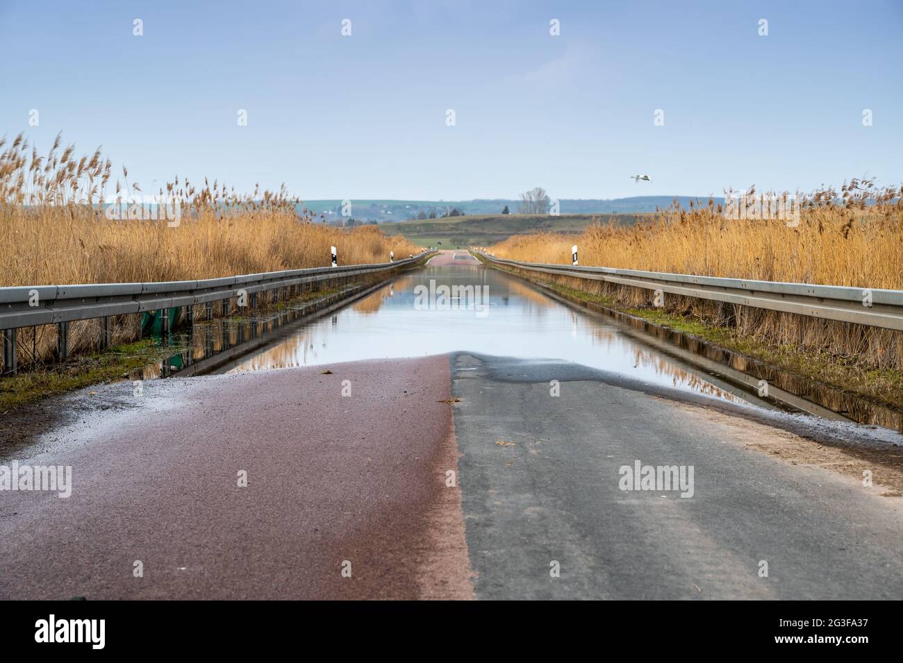 Chiusura della strada a causa di strade allagate in zone rurali Foto Stock