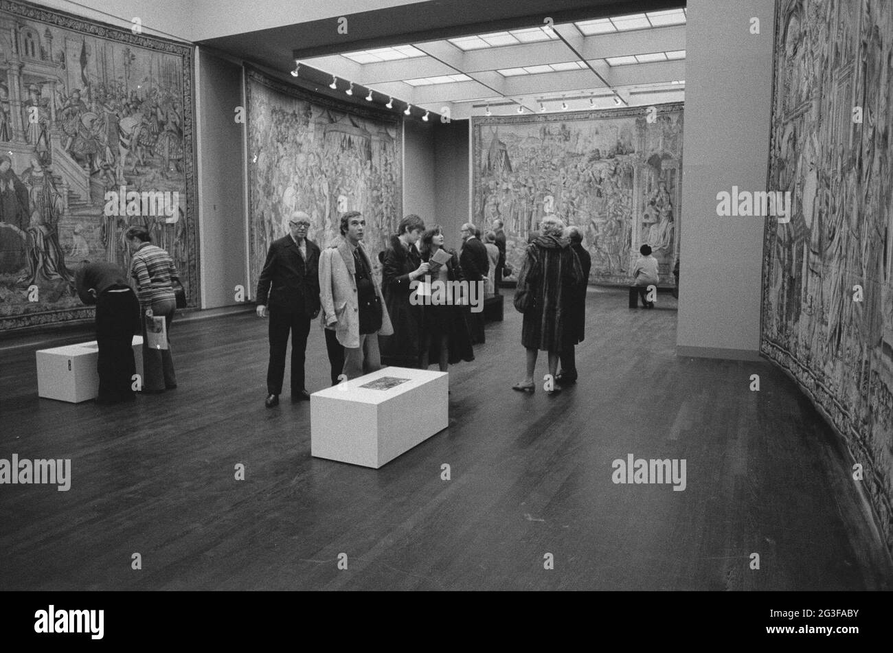 Camera con arazzi e visitatori, di fronte a un blocco di informazioni; David e Bathseba: Dieci arazzi di Bruxelles dal Musée de Cluny. . Foto Stock