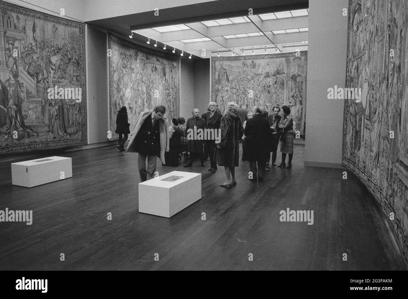 Camera con arazzi e visitatori, di fronte a un blocco di informazioni; David e Bathseba: Dieci arazzi di Bruxelles dal Musée de Cluny. . Foto Stock
