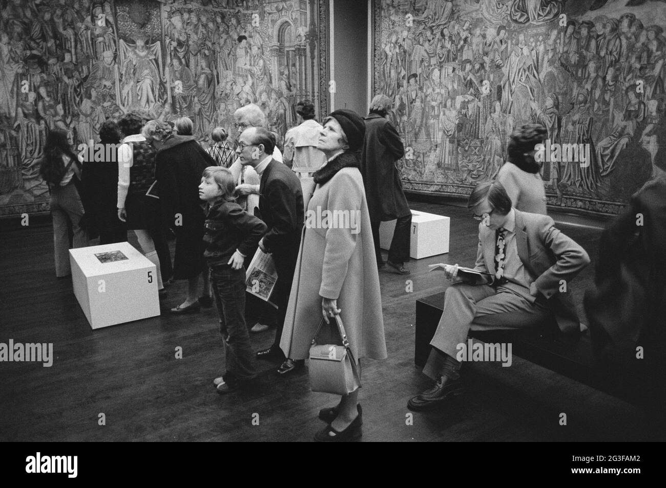 Camera con arazzi e visitatori, collega un isolato con informazioni su uno dei tappeti; David e Bathseba: Dieci arazzi di Bruxelles dal Musée de Cluny. . Foto Stock