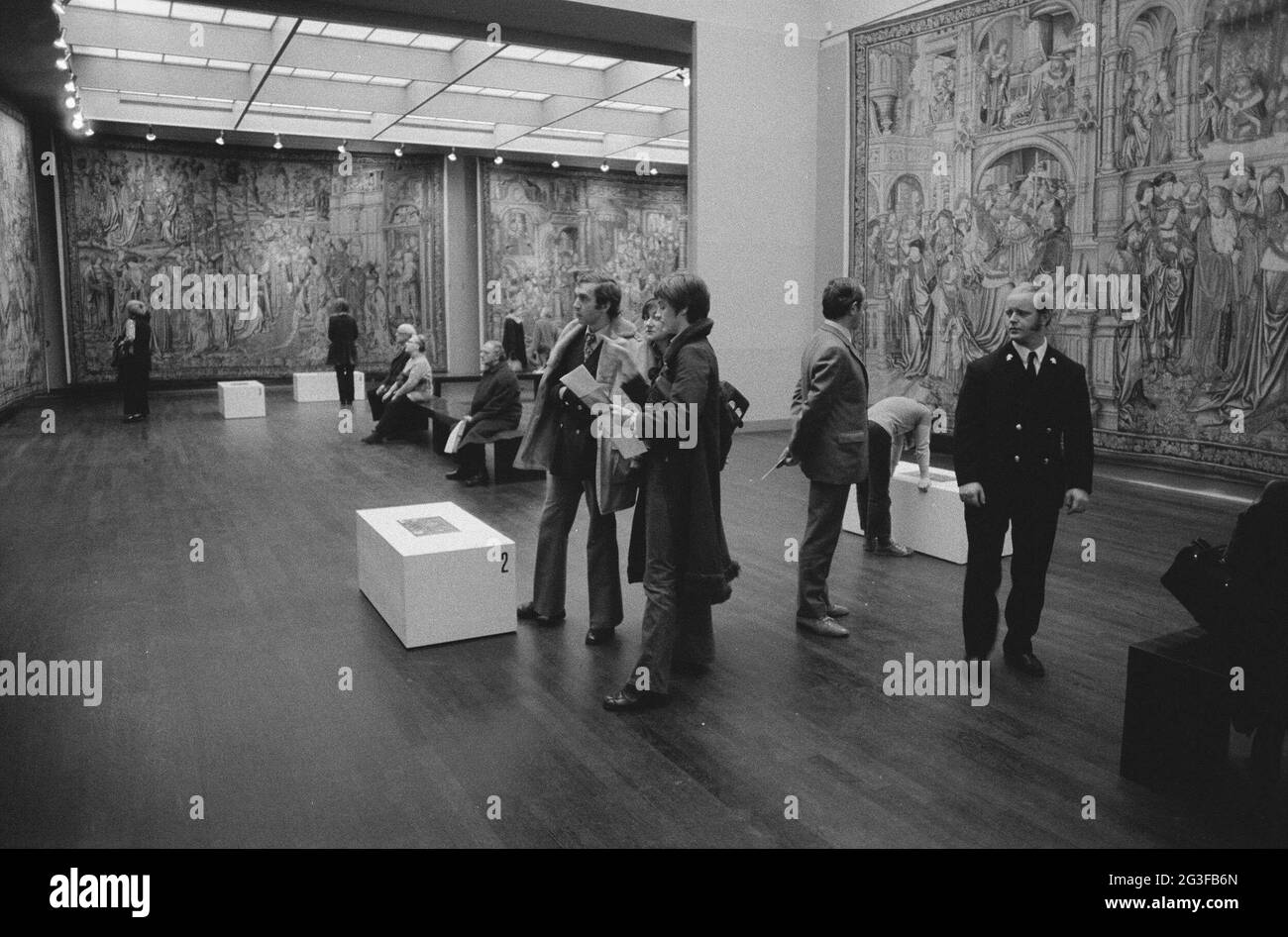 Camera con arazzi e visitatori; David e Bathseba: Dieci arazzi di Bruxelles dal Musée de Cluny. . Foto Stock