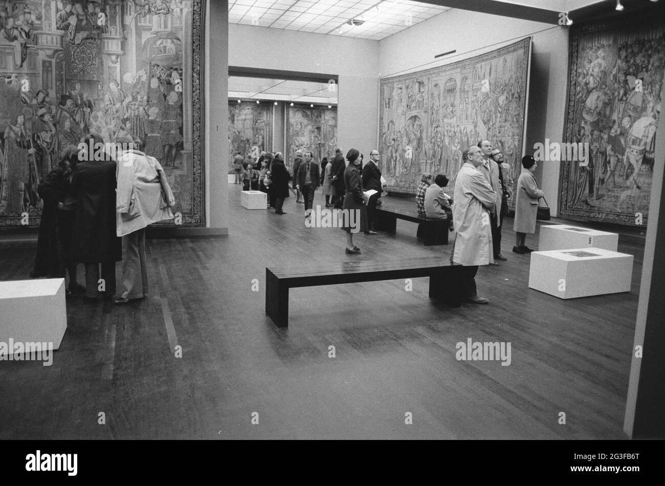 Camera con arazzi e visitatori; David e Bathseba: Dieci arazzi di Bruxelles dal Musée de Cluny. . Foto Stock