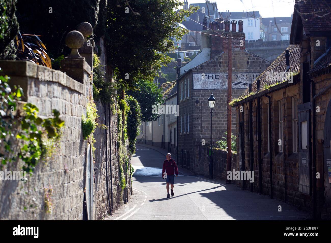 Local Man e pensionato Bill Rollitt, 72, fa una passeggiata lungo le strade vuote e deserte vicino alla sua casa a Knaresborough, nel nord dello Yorkshire come il C. Foto Stock