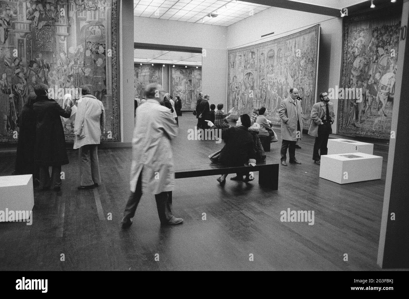 Camera con arazzi e visitatori; David e Bathseba: Dieci arazzi di Bruxelles dal Musée de Cluny. . Foto Stock