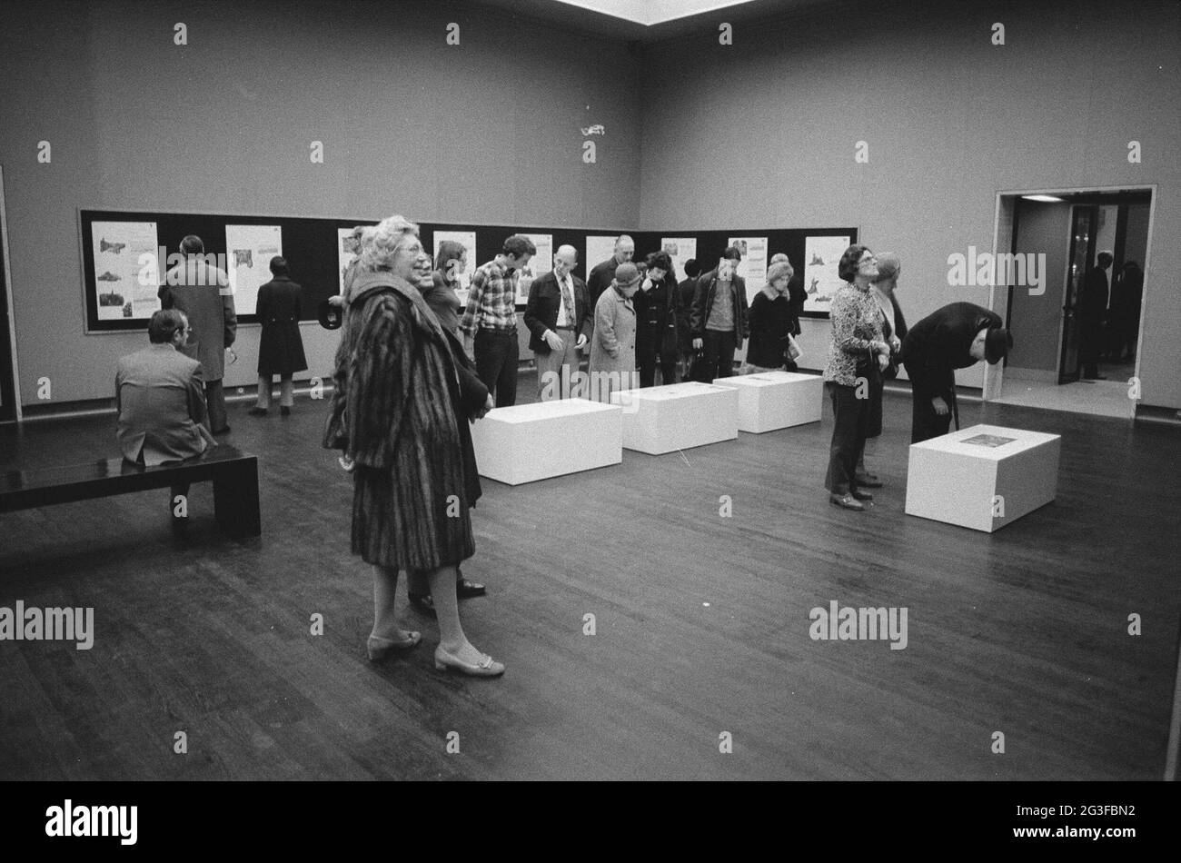 I visitatori considerano i blocchi informativi; David e Bathseba: Dieci arazzi di Bruxelles dal Musée de Cluny. . Foto Stock