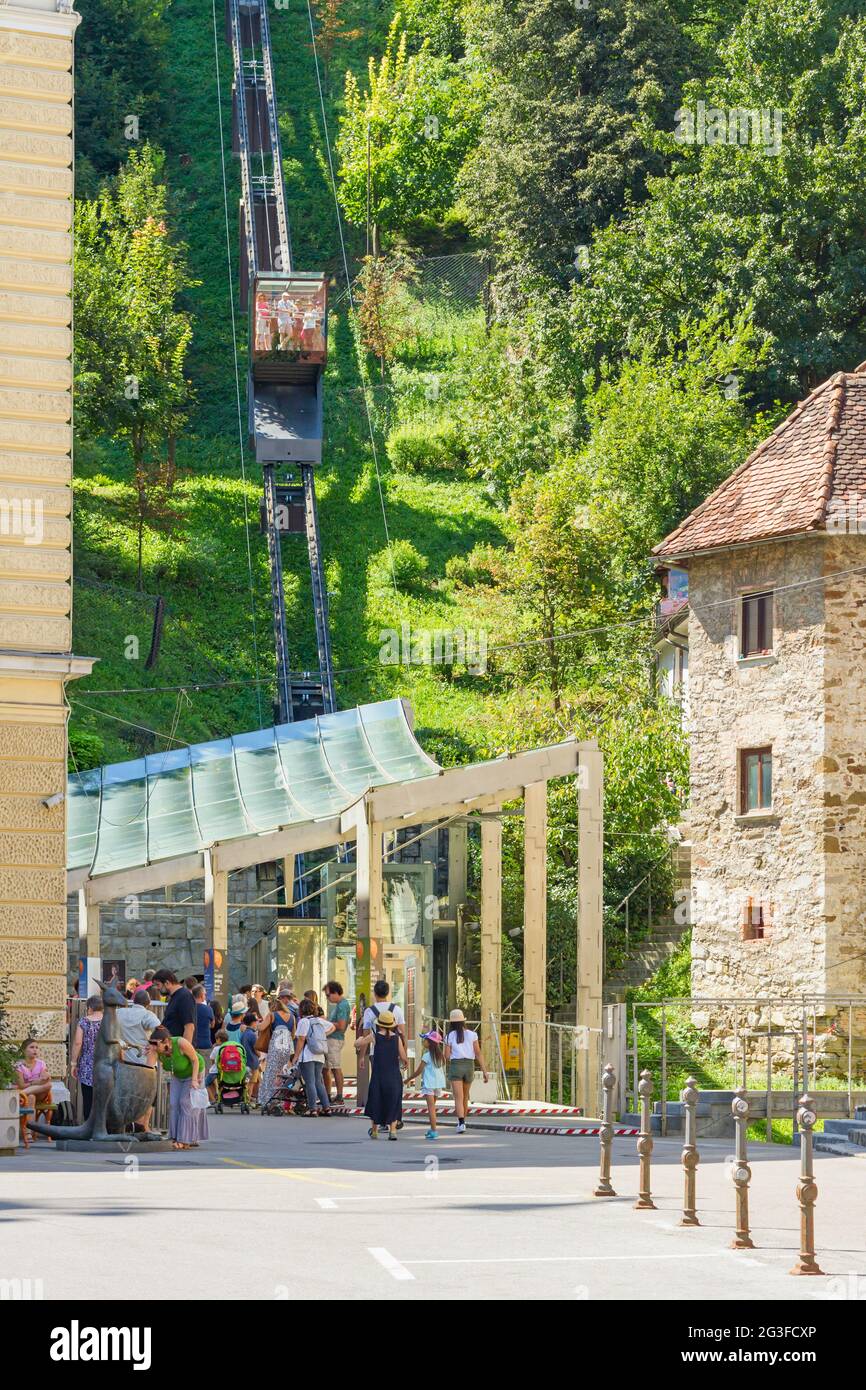 Lubiana, Slovenia - 16 agosto 2018: Persone in attesa di prendere la funicolare del Castello situato ai piedi della collina del castello, proprio accanto al Teatro delle Marionette Foto Stock