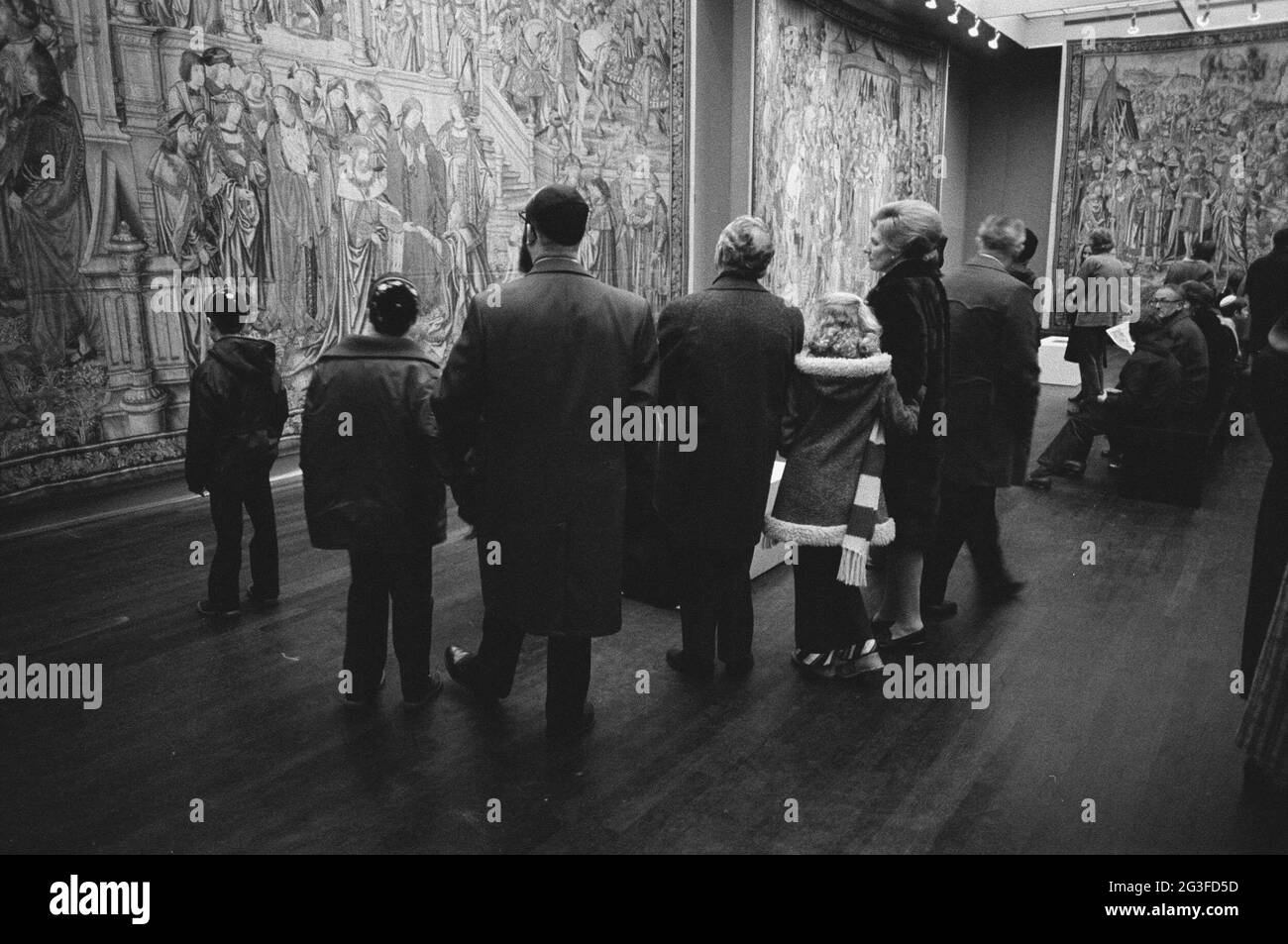 Camera con arazzi e visitatori; David e Bathseba: Dieci arazzi di Bruxelles dal Musée de Cluny. . Foto Stock