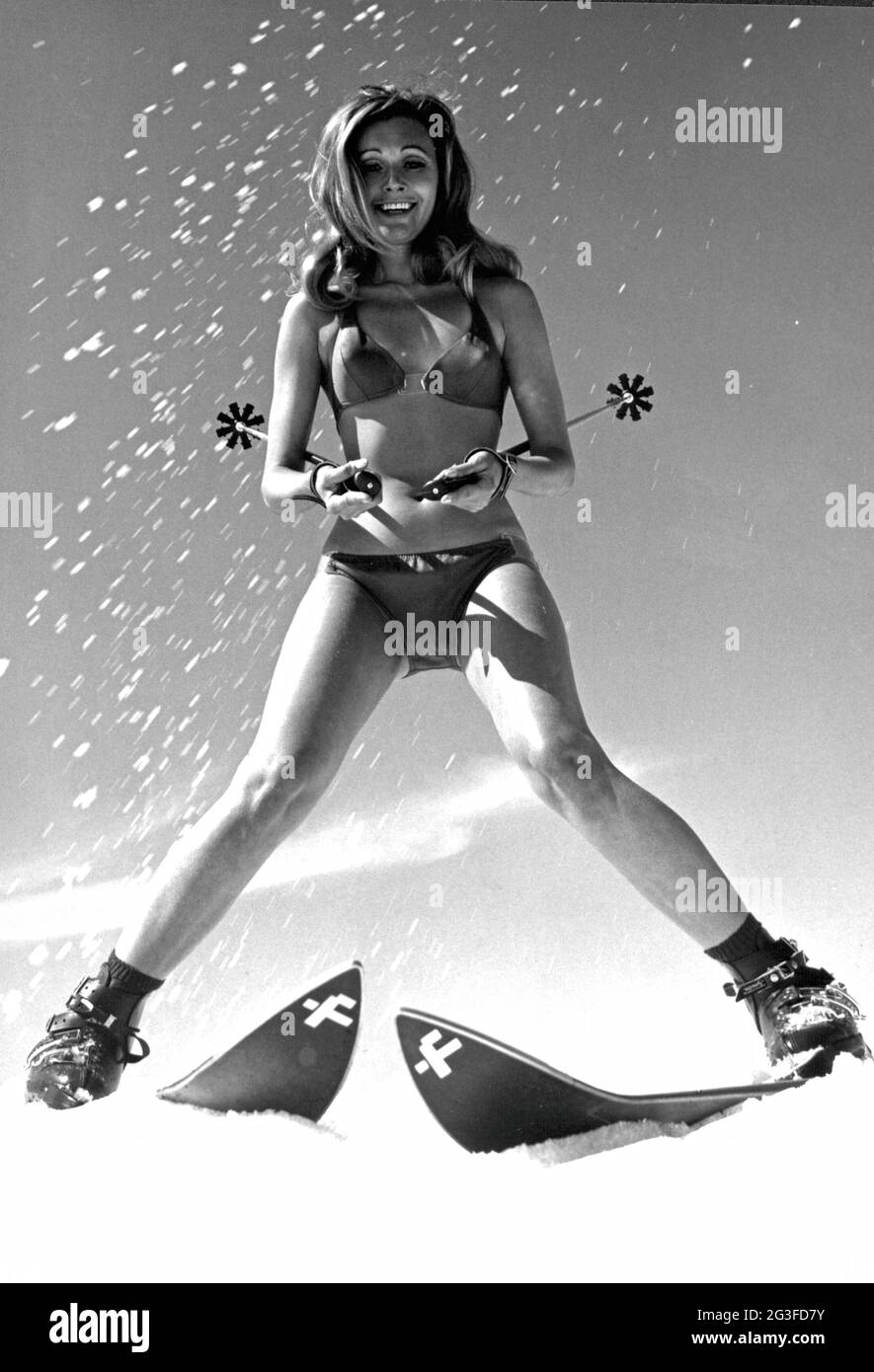 Sport, sport invernali, sci, giovane donna in bikini, anni '60, DIRITTI-AGGIUNTIVI-CLEARANCE-INFO-NON-DISPONIBILE Foto Stock