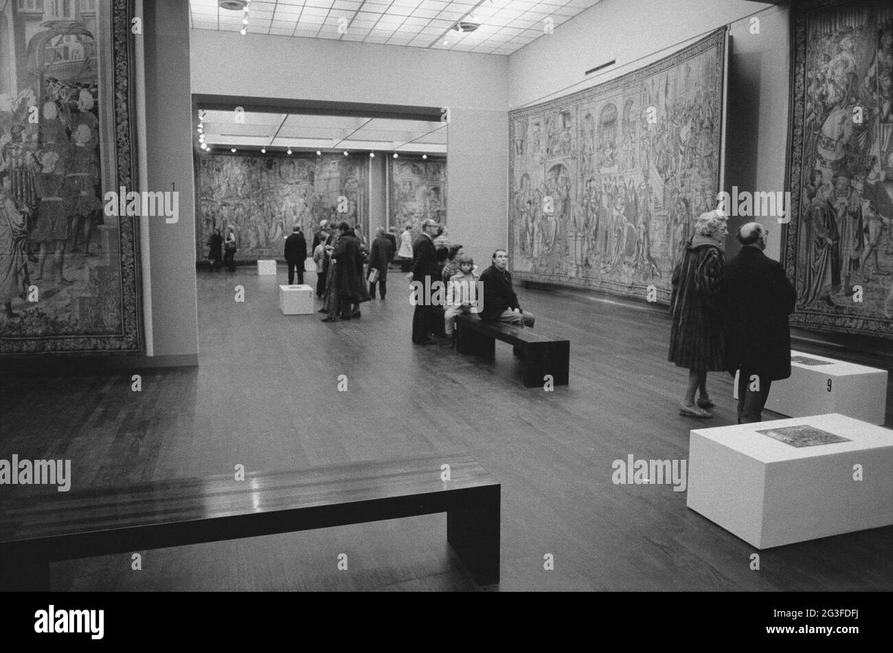 Camera con arazzi e visitatori; David e Bathseba: Dieci arazzi di Bruxelles dal Musée de Cluny. . Foto Stock
