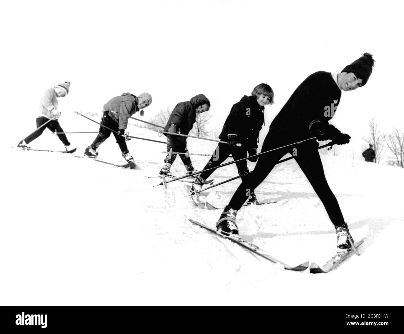 Sport, sport invernali, sci, classe di sci, esercizio della curva dello spazzaneve, anni '70, DIRITTI AGGIUNTIVI-CLEARANCE-INFO-NON-DISPONIBILE Foto Stock