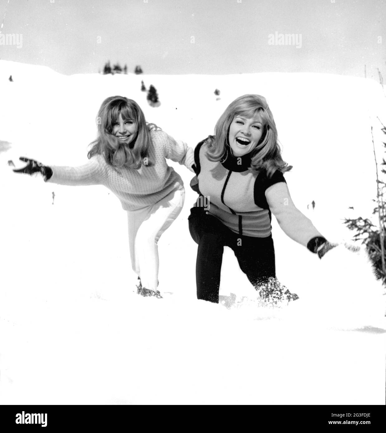 Moda, anni '60, moda invernale, due donne nella neve, 1967, DIRITTI-AGGIUNTIVI-CLEARANCE-INFO-NON-DISPONIBILE Foto Stock