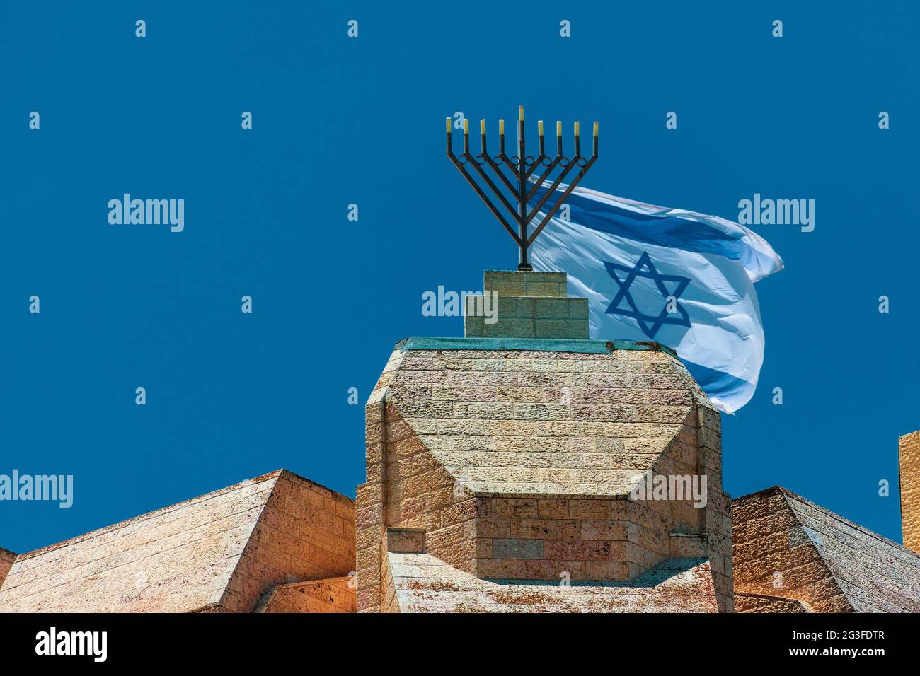 La menorah e la bandiera nazionale d'Israele sulle mura della città di Gerusalemme Foto Stock