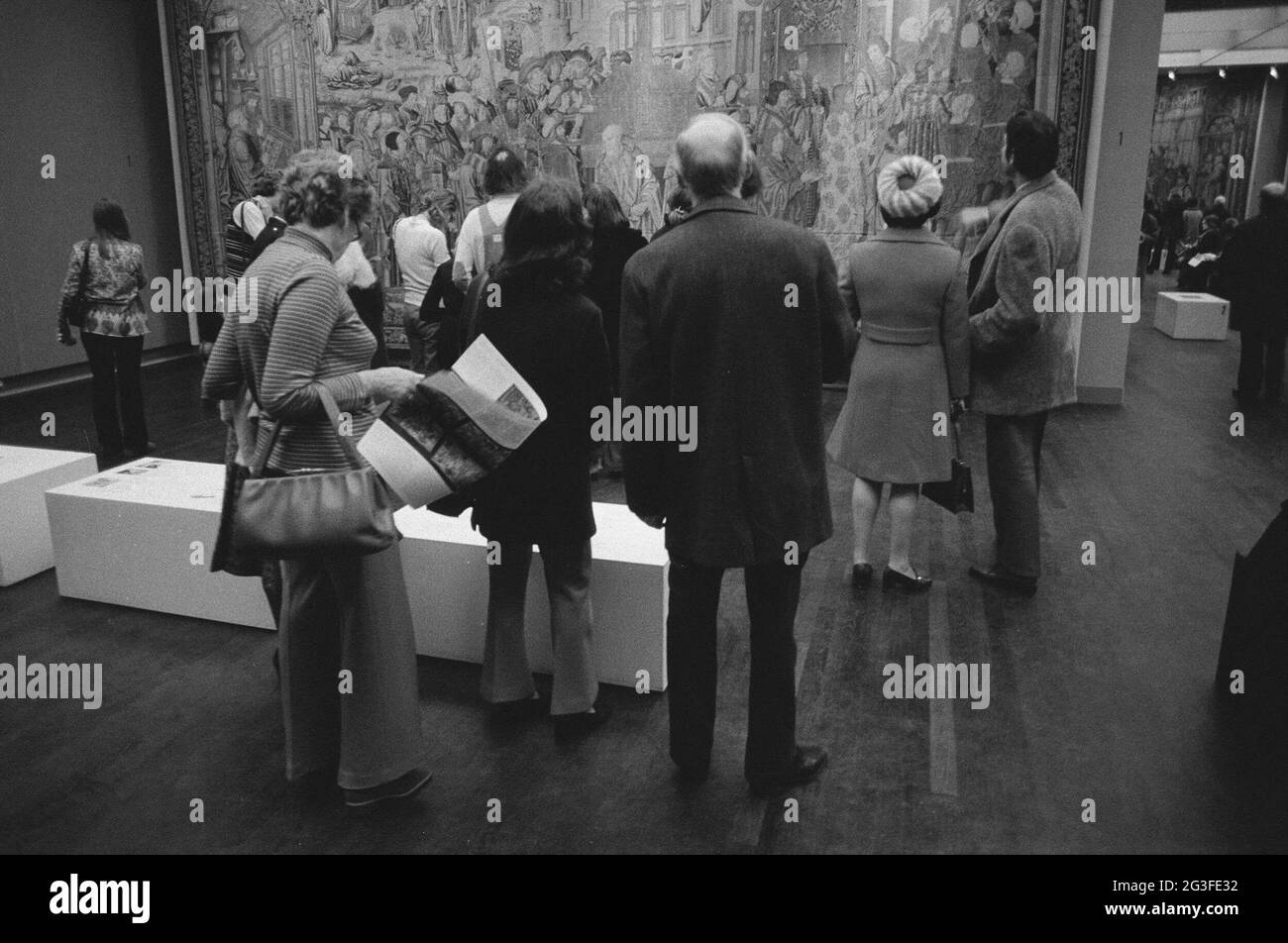 I visitatori possono vedere gli arazzi; David e Bathseba: Dieci arazzi di Bruxelles dal Musée de Cluny. . Foto Stock