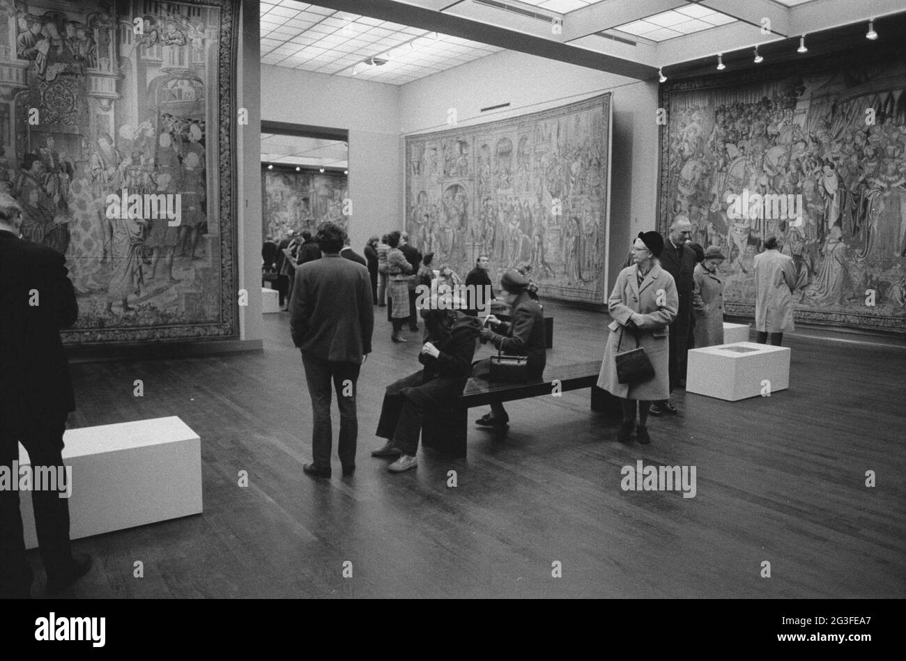 Camera con arazzi e visitatori; David e Bathseba: Dieci arazzi di Bruxelles dal Musée de Cluny. . Foto Stock