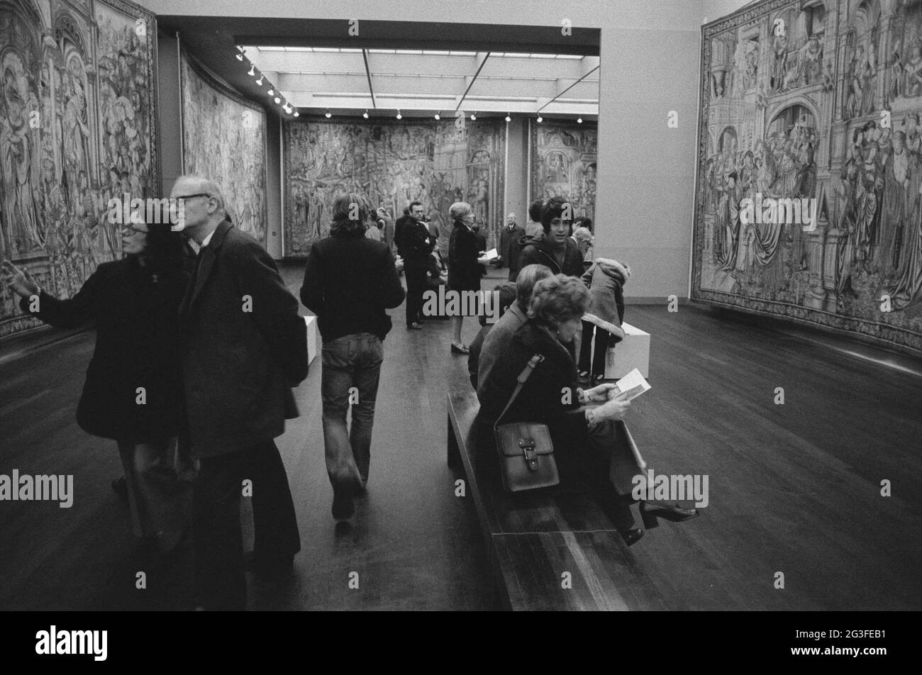 Camera con arazzi e visitatori; David e Bathseba: Dieci arazzi di Bruxelles dal Musée de Cluny. . Foto Stock