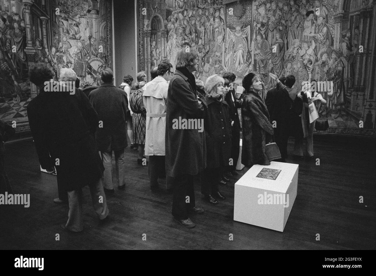 Camera con arazzi e visitatori, collega un isolato con informazioni su uno dei tappeti; David e Bathseba: Dieci arazzi di Bruxelles dal Musée de Cluny. . Foto Stock