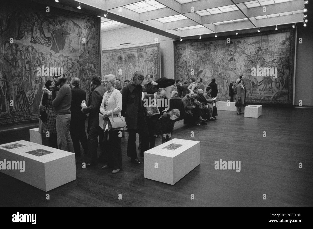 Sala con arazzi e visitatori, davanti a un isolato con informazioni sulla mostra; David e Bathseba: Dieci arazzi di Bruxelles dal Musée de Cluny. . Foto Stock