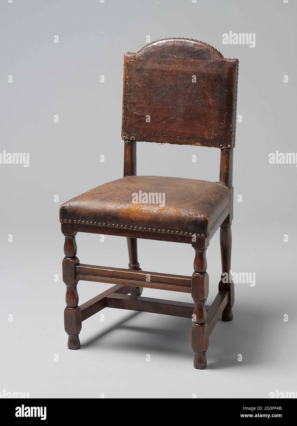 Mobili. Otto sedie di quercia con seduta e schienale in pelle. Le gambe mostrano a casa e sofferto e sono collegate da una croce a forma di H. C'è un largo anticipo sul fronte, tra due case. Il hind gambe quartiere. Lo schienale poggia in alto sui puntoni ed è piegato dall'alto. Foto Stock