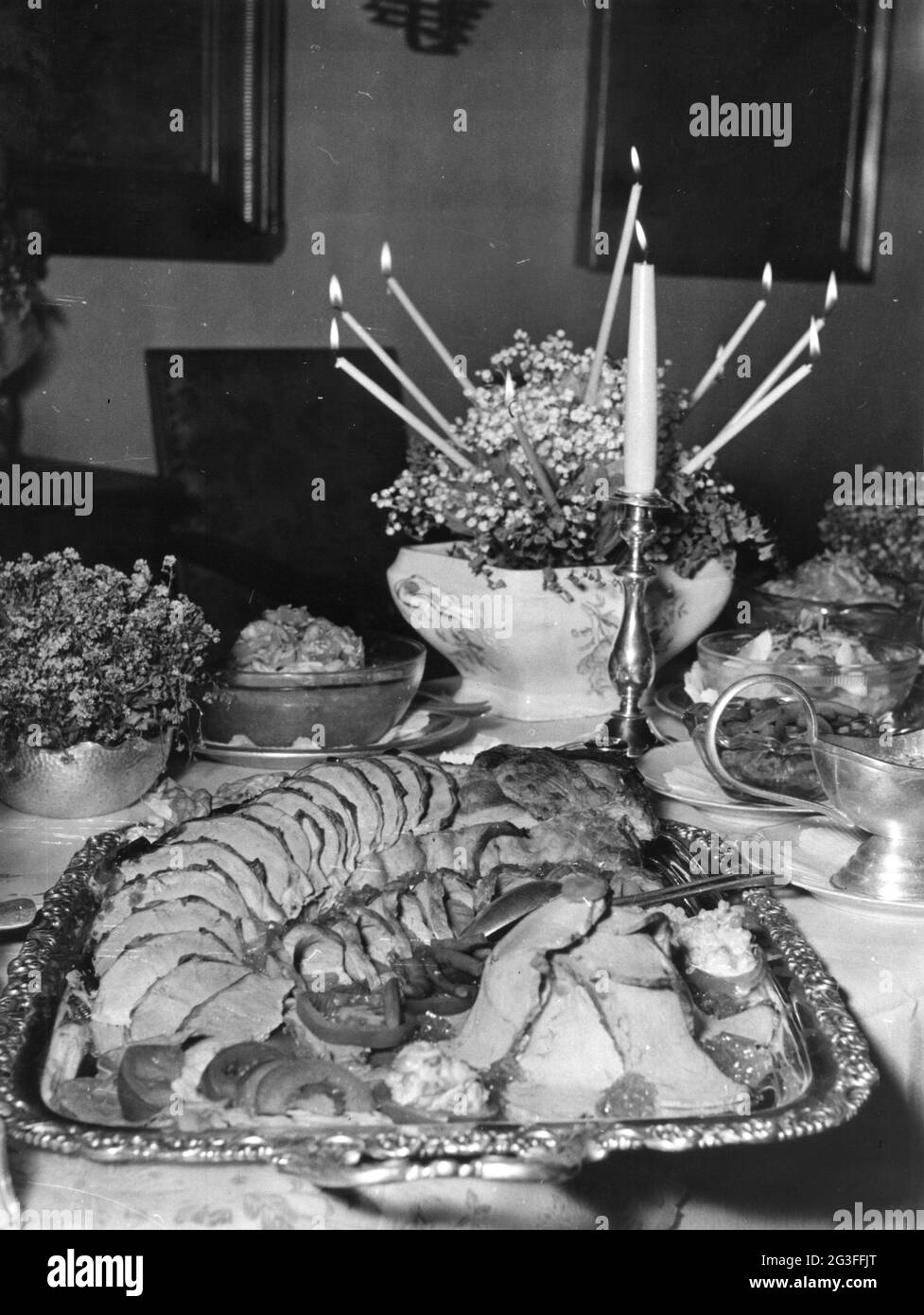 Cibo, piatti, buffet freddo, al matrimonio, Hotel Eisenhut, Rothenburg, Germania, anni '60, INFORMAZIONI-DIRITTI-AGGIUNTIVI-DI-LIQUIDAZIONE-NON-DISPONIBILI Foto Stock