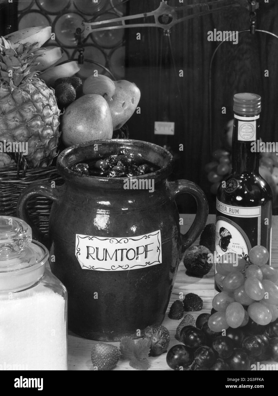 Alcol, rum pot, (frutta conservata in rum e zucchero), anni '60, DIRITTI AGGIUNTIVI-CLEARANCE-INFO-NON-DISPONIBILE Foto Stock