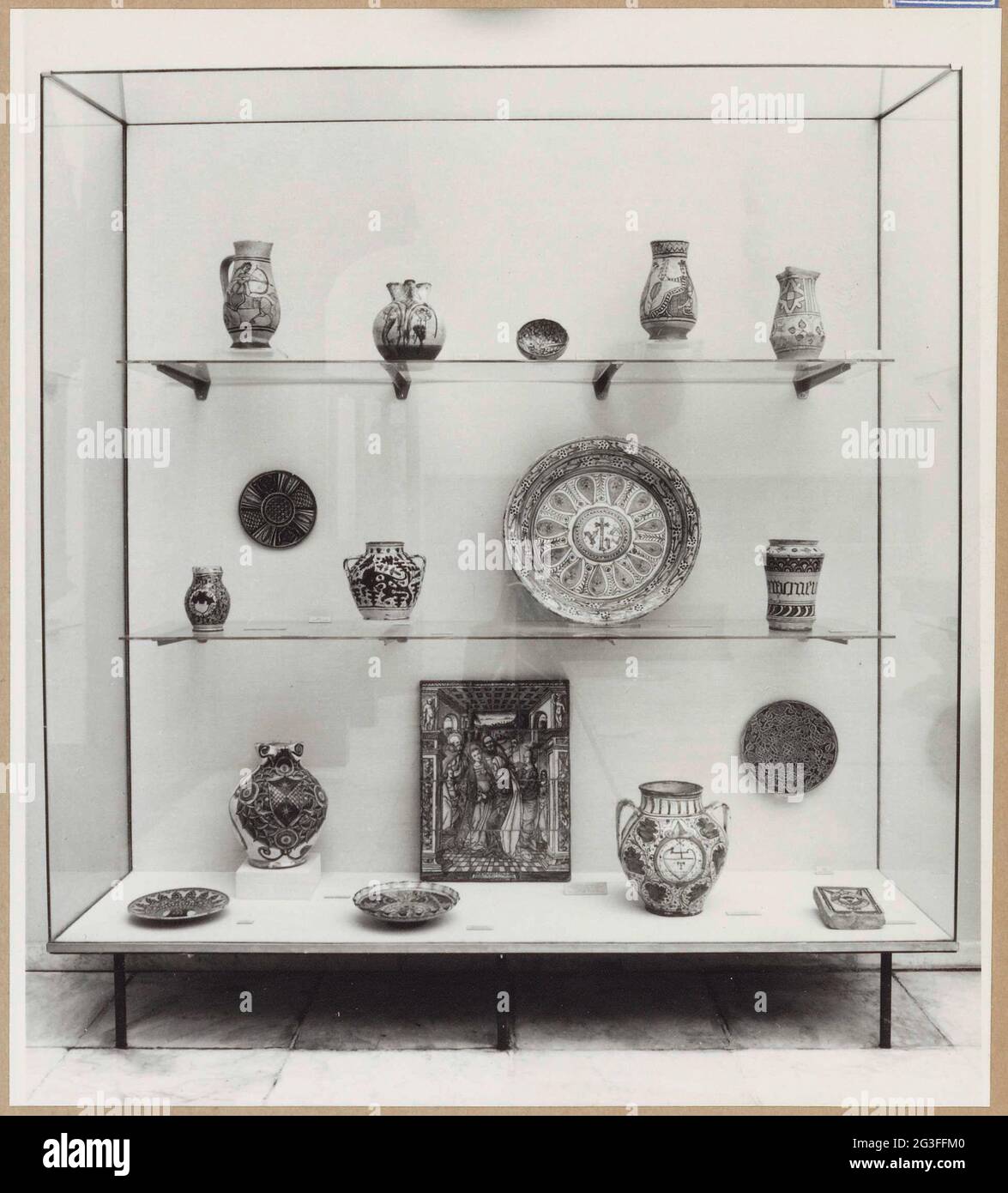 Vetrina con ceramica; sale di artigianato marzo 1962. Vitrine è in Zaal 248  (stanza Italiana Foto stock - Alamy