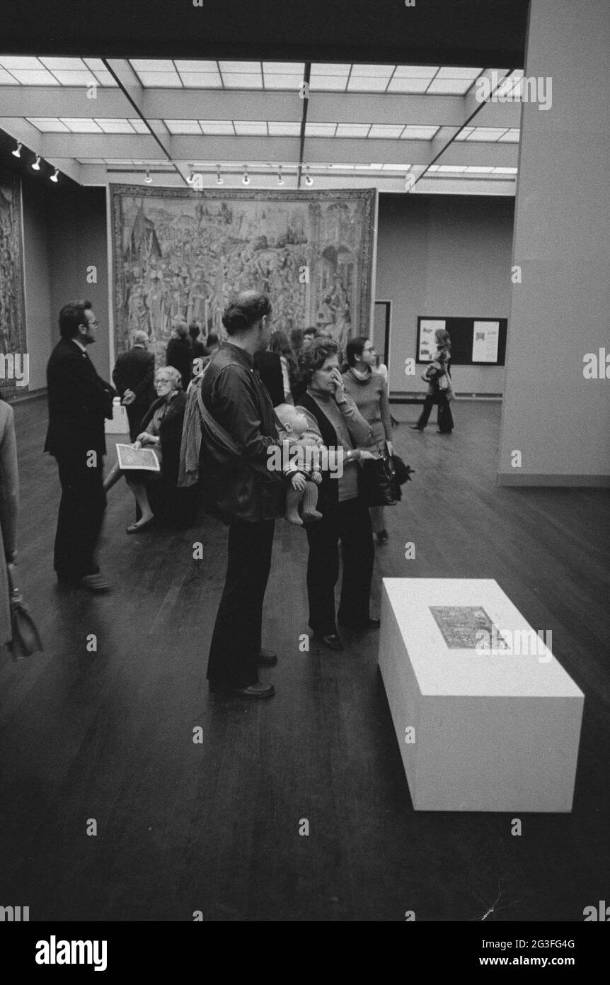 Sala con arazzi e visitatori, davanti ad un isolato con informazioni sulla mostra; David e Bathseba: Dieci arazzi di Bruxelles dal Musée de Cluny. . Foto Stock