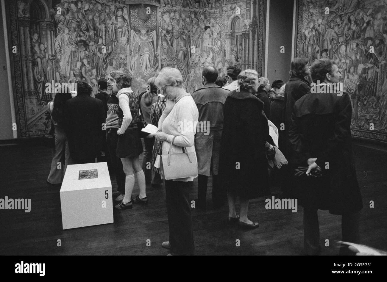 Camera con arazzi e visitatori, un isolato con informazioni su uno dei tappeti; David e Bathseba: Dieci arazzi di Bruxelles dal Musée de Cluny. . Foto Stock