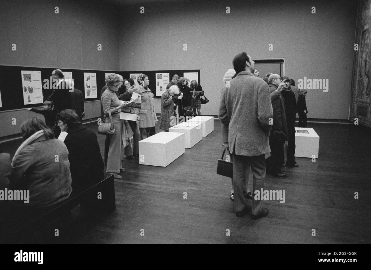 Sala con arazzi, tavole di testo con illustrazioni e visitatori; David e Bathseba: Dieci arazzi di Bruxelles dal Musée de Cluny. . Foto Stock