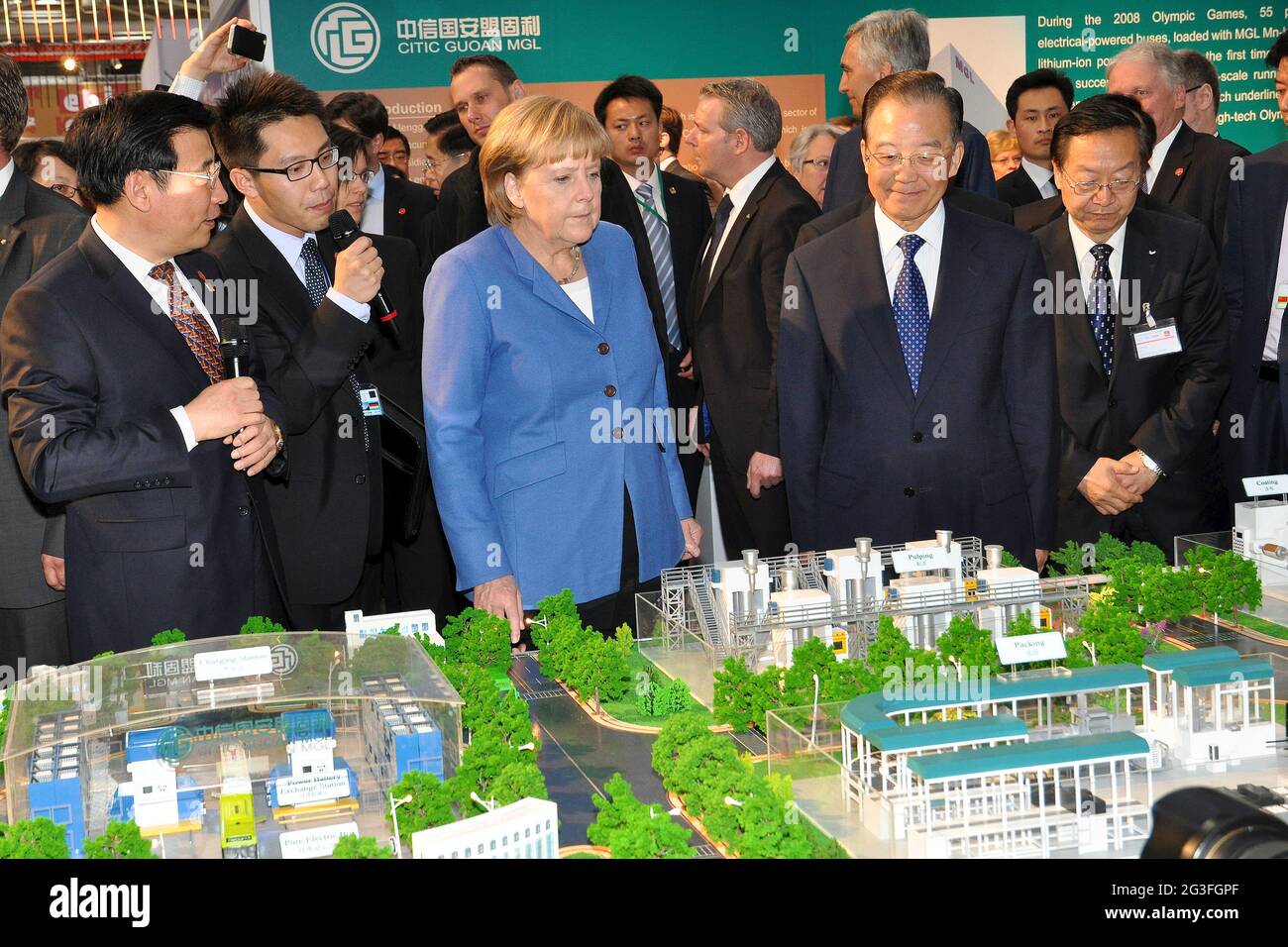 Kanzlerin Merkel und Chinas Premierminister Wen Jiabao auf der Hannover messe 2012 Foto Stock