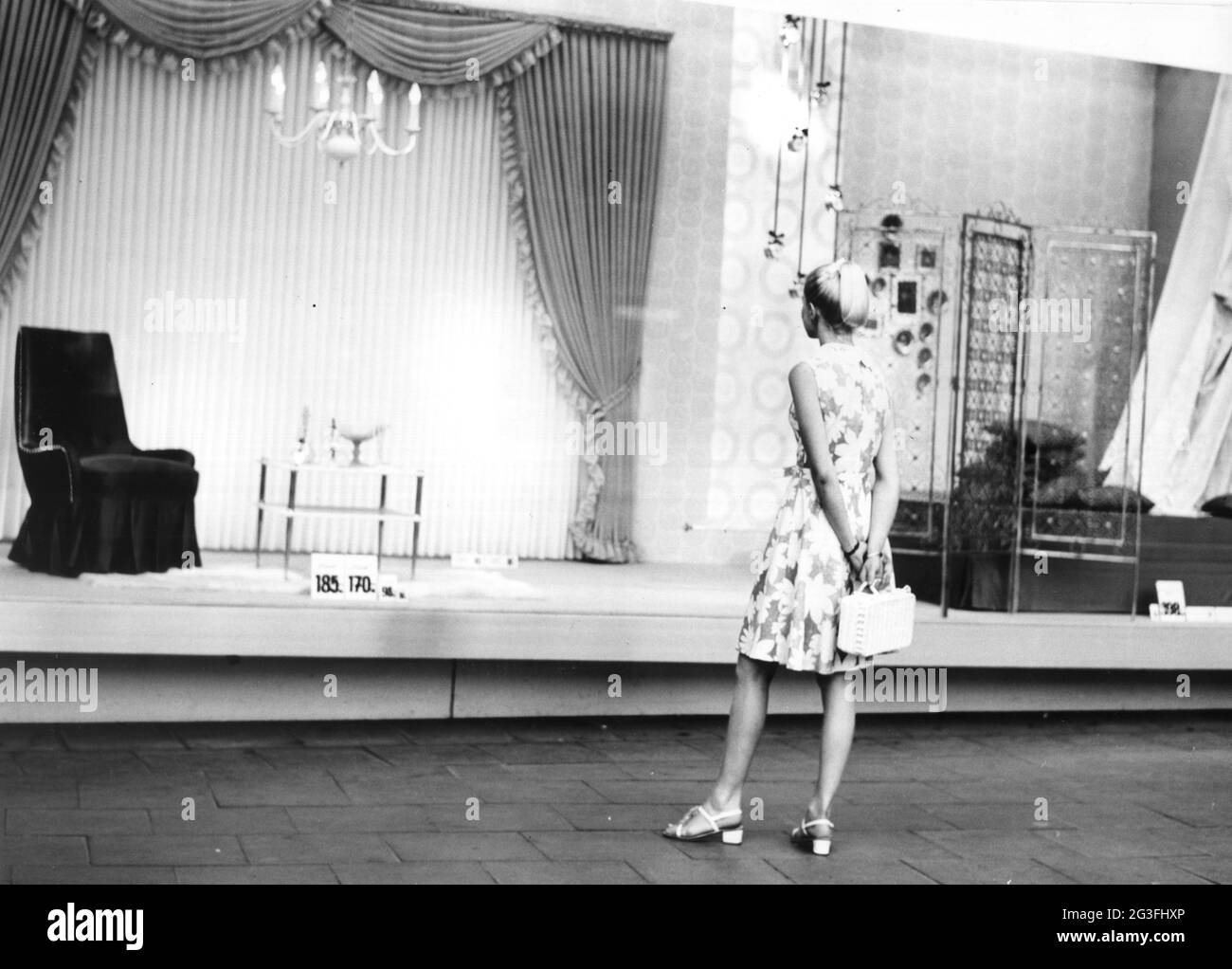 commercio, shopping, vetrine-shopping, donna vetrata shopping, 1960, INFORMAZIONI-AGGIUNTIVE-DIRITTI-AUTORIZZAZIONE-NON-DISPONIBILI Foto Stock