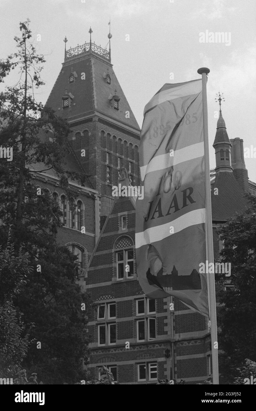 Bandiera per l'edificio principale; Bandiera in occasione del centenario del Rijksmuseum. Striscia negativa con 38 foto di bandiere fuori dall'edificio principale. Foto Stock