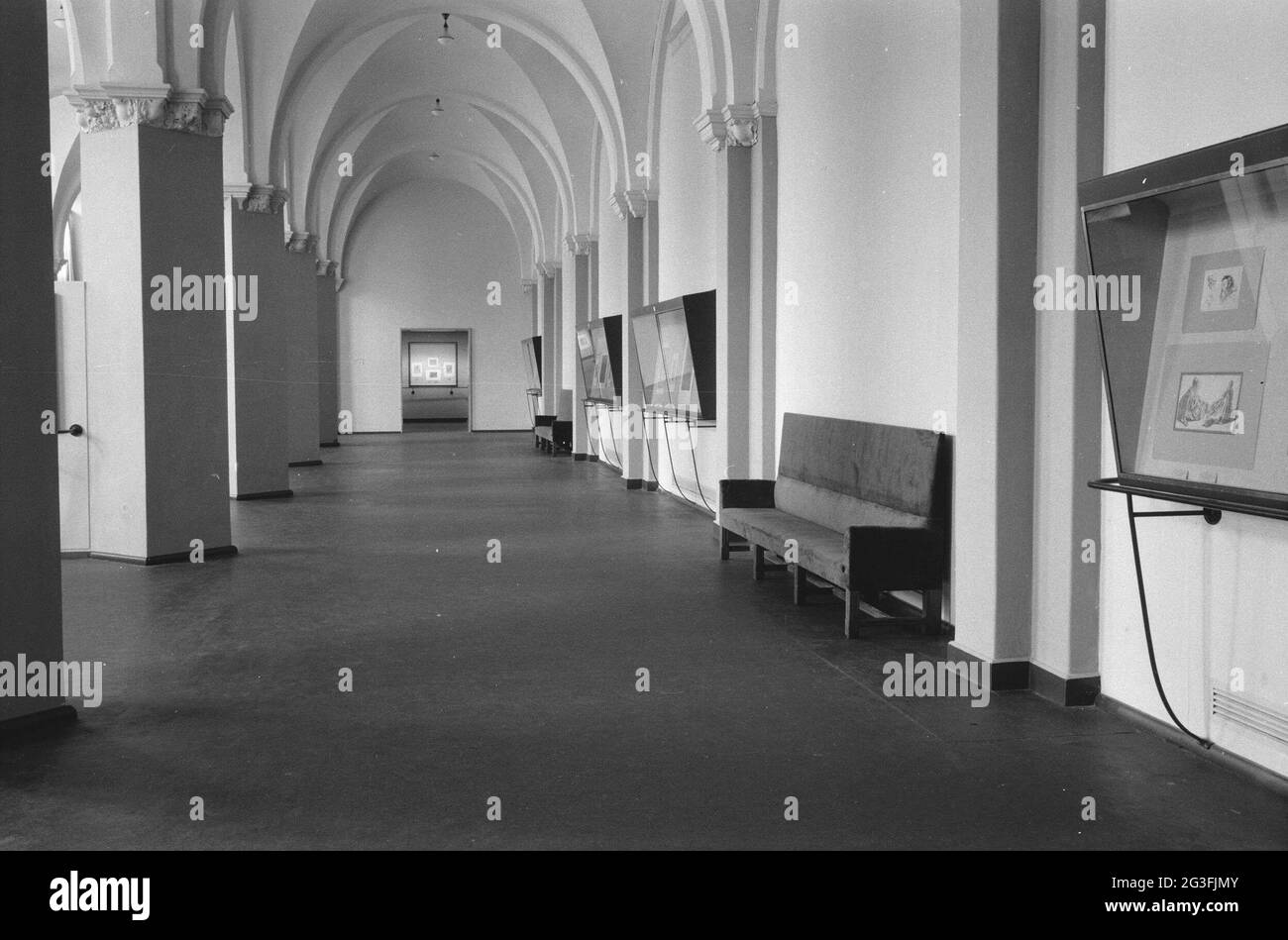 Sala con vetrine; sale espositive del Rijksprentenkabinet, all'inizio degli anni '50. . Foto Stock