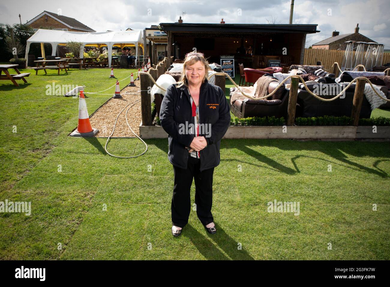 Jackie Fairburn , la Landlady del pub Hare & Hounds nell'Ardsley occidentale, vicino a Wakefield nello Yorkshire occidentale. Il pub è uno dei tanti che sta facendo la preparazione Foto Stock