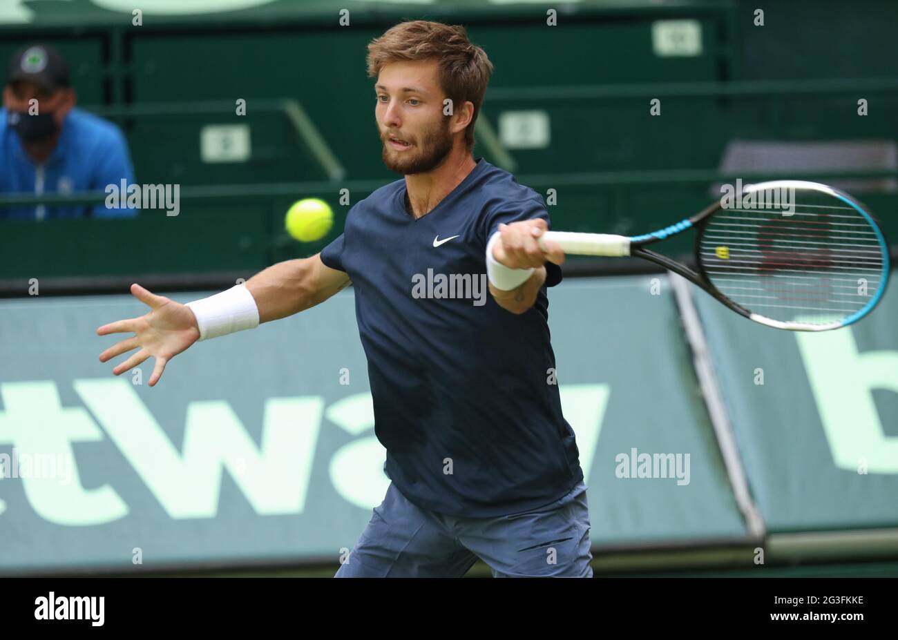 Halle, Germania. 16 Giugno 2021. Tennis: ATP Tour Singles, Men, Round of 16, Moutet (Francia) - Kohlschreiber (Germania). Corentin Moutet colpisce una palla. Credit: Friso Gentsch/dpa/Alamy Live News Foto Stock