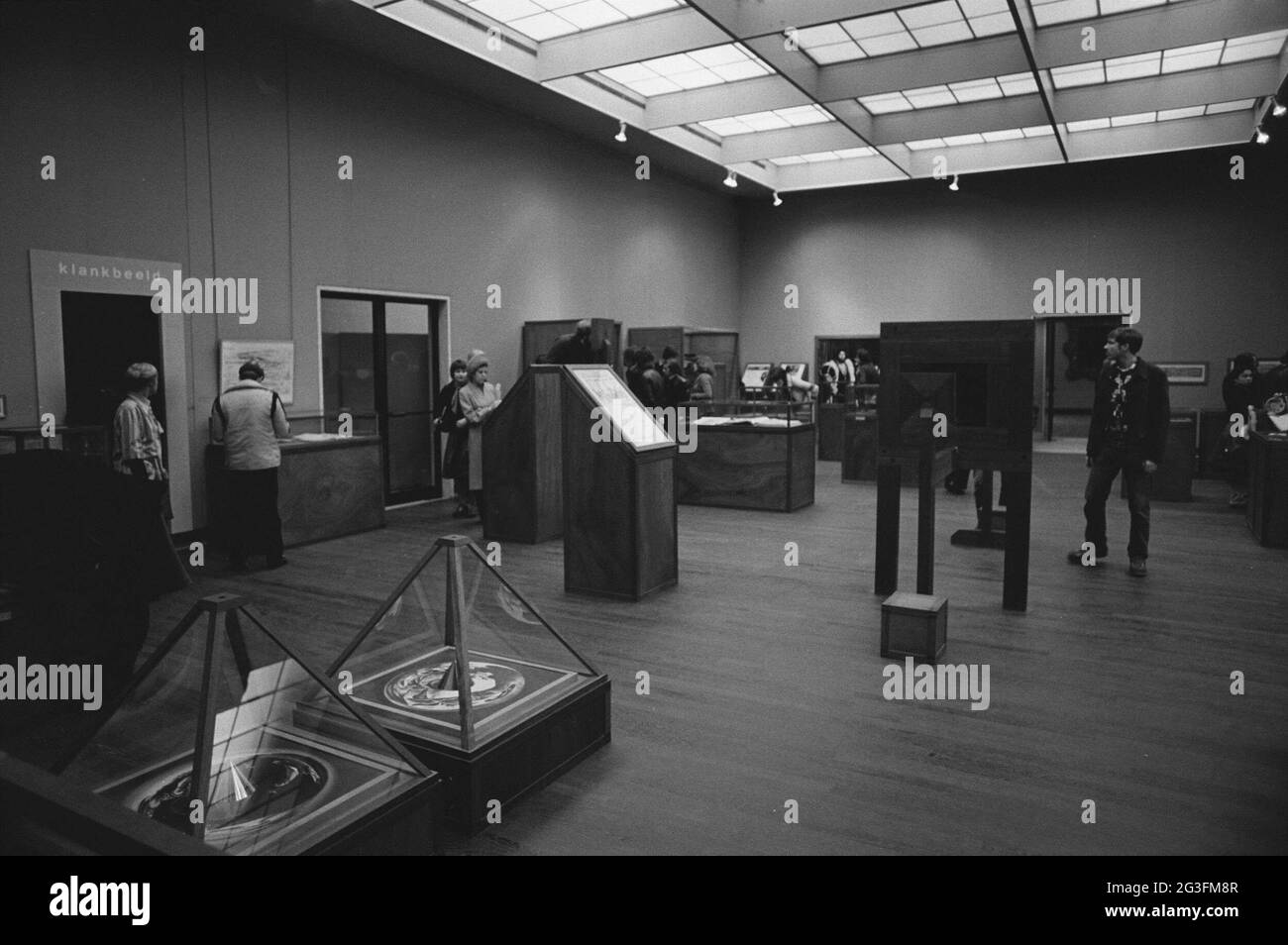 Visualizza le vetrine dei visitatori; mostra di Anamorfoses. . Foto Stock