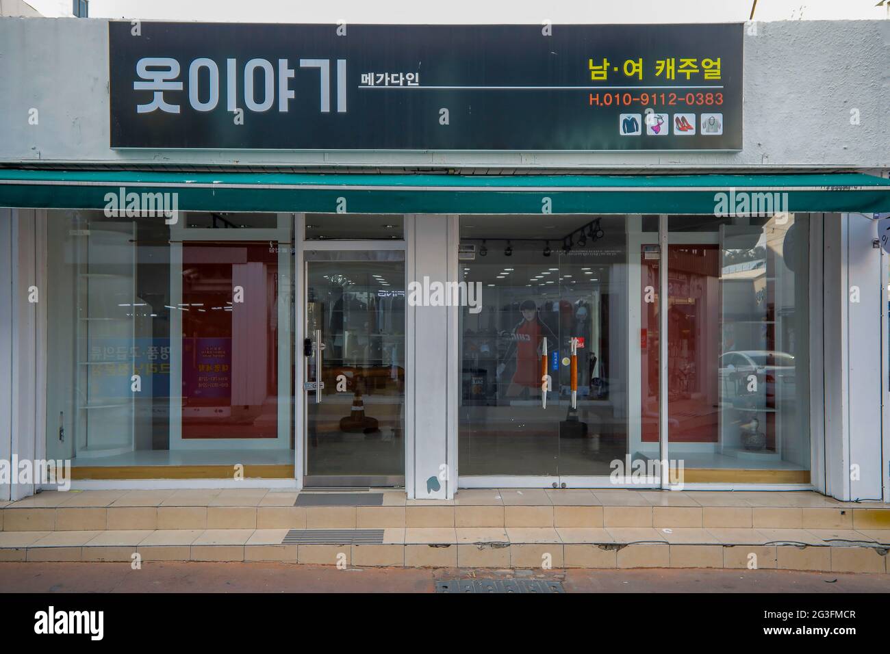 16 Giugno 2021-Uljin, Corea del Sud-in questa foto scattata la data è il 16 Gennaio 2021. Una vista della strada vuota e del mercato a causa di COVID 19 per paura a Uljin, Corea del Sud. Foto Stock