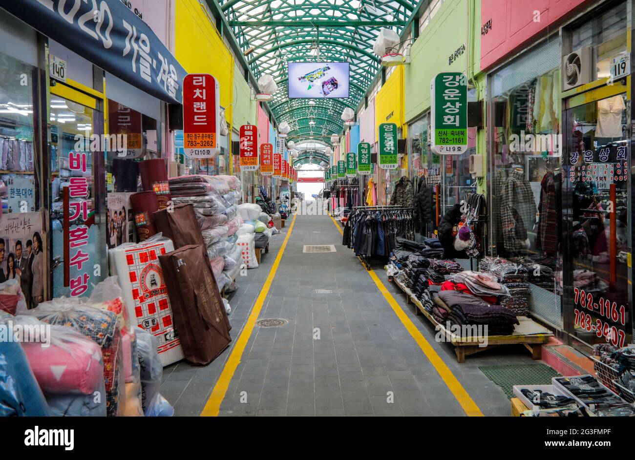 16 Giugno 2021-Uljin, Corea del Sud-in questa foto scattata la data è il 16 Gennaio 2021. Una vista della strada vuota e del mercato a causa di COVID 19 per paura a Uljin, Corea del Sud. Foto Stock